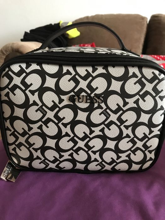 Vand geanta cosmetice guess