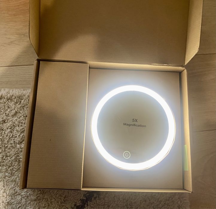 Oglinda machiaj / cosmetica  cu led , reincarcare usb , mareste de 5X
