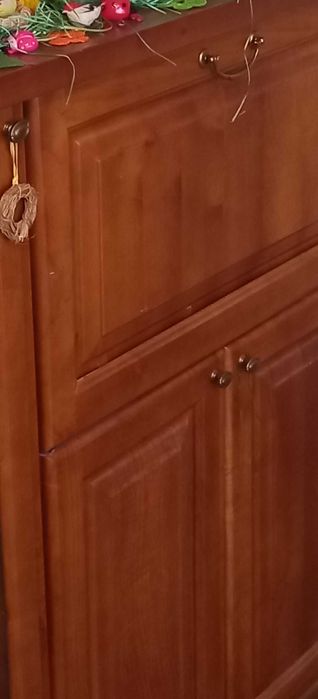 Шкаф-витрина от масивно дърво