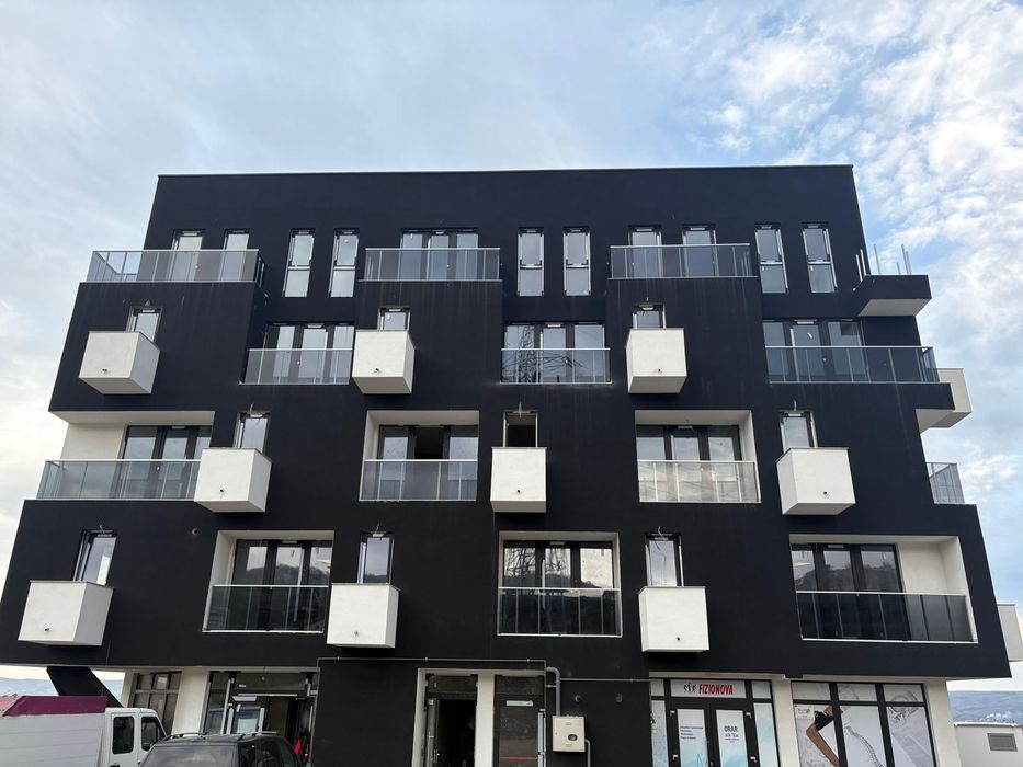 MetalGlass Cluj | Balustrade sticlă, balcoane, terase, uși culisante