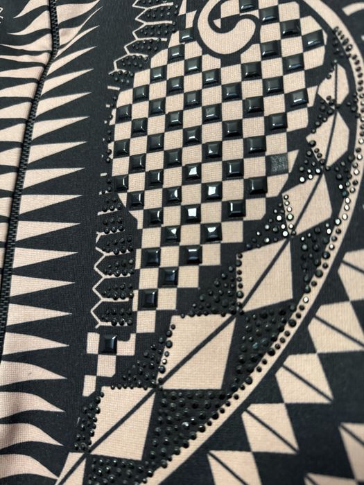 Цветна рокля с релефни камъни. Нова.