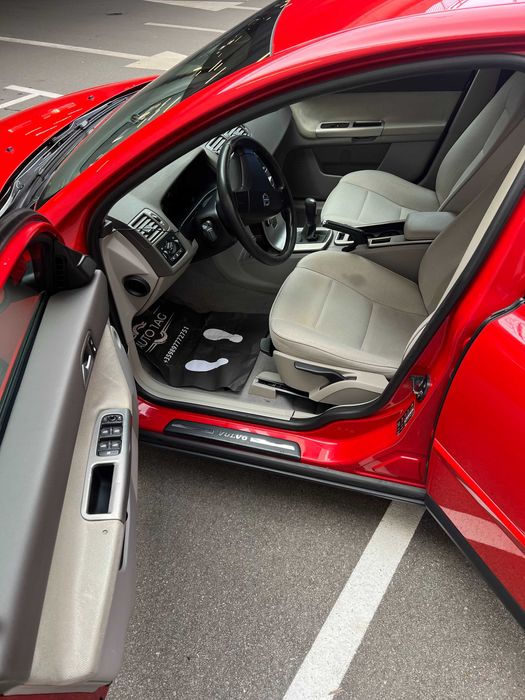 ВОЛВО С 40 2.0 136КС