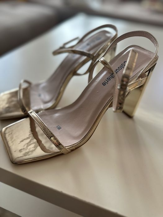 Нови елегантни дамски сандали в златно