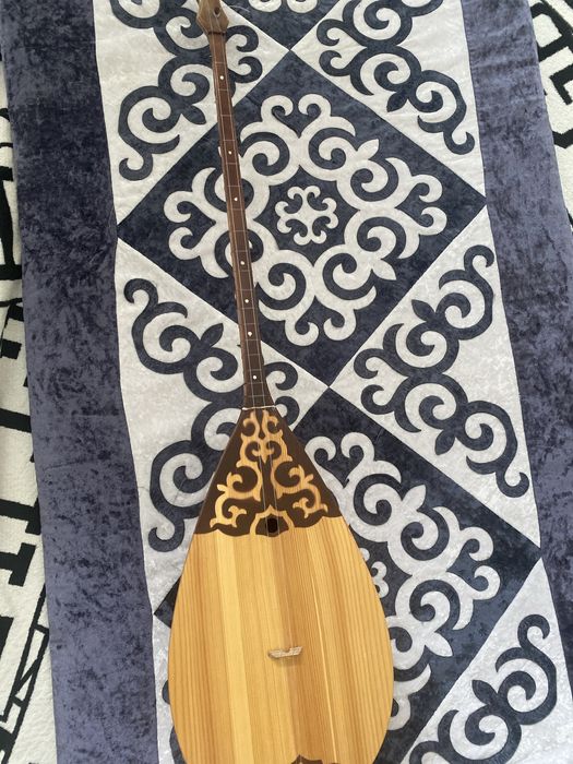 Қайыңнан жасалған домбыра