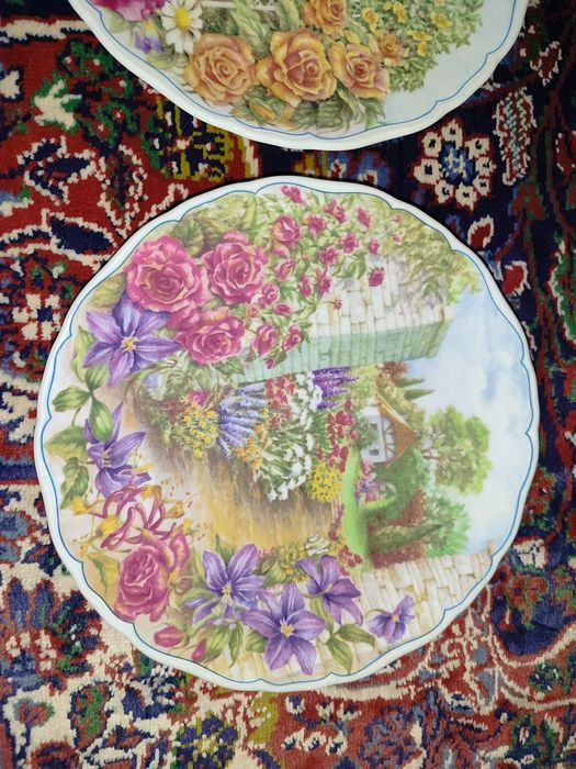 Две декоративни чинии Royal Albert