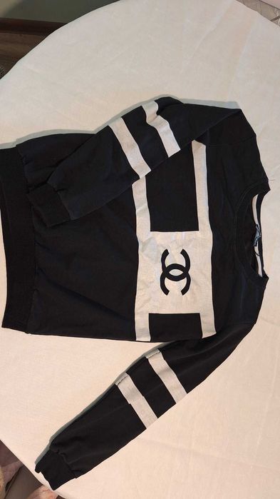 Черна детска блуза.