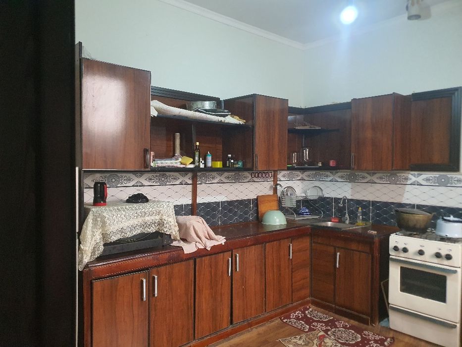 Участка сотилади, холати яхши, кирпичный дом, плита потолок.