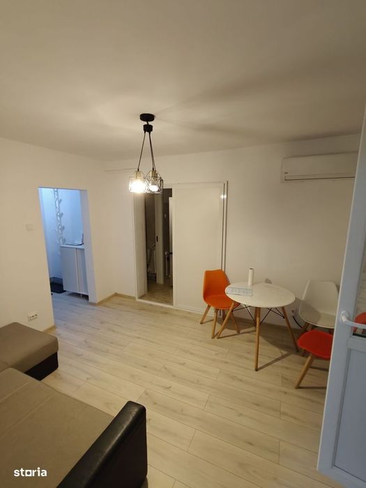 Apartament semidecomandat cu 3 camere si balcon - Podu Ros - 500EUR