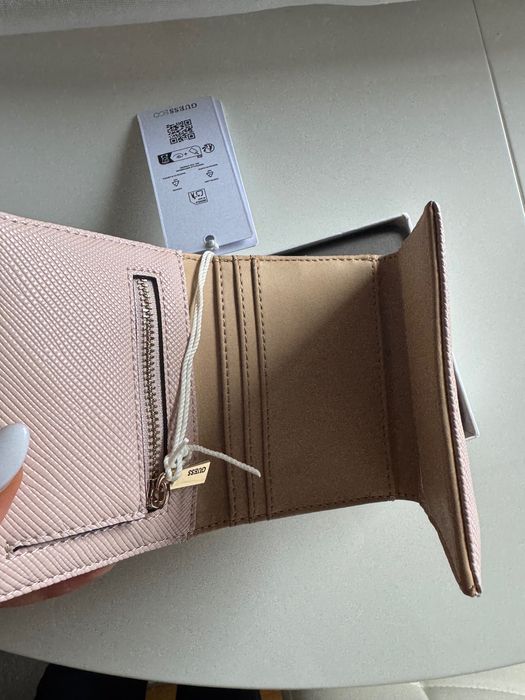 Оригинално ново дамско портмоне Guess