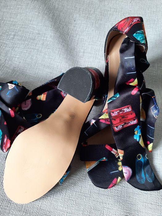 Оригинальные шелковые босоножки