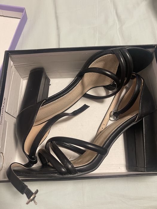 Сандали на висок ток