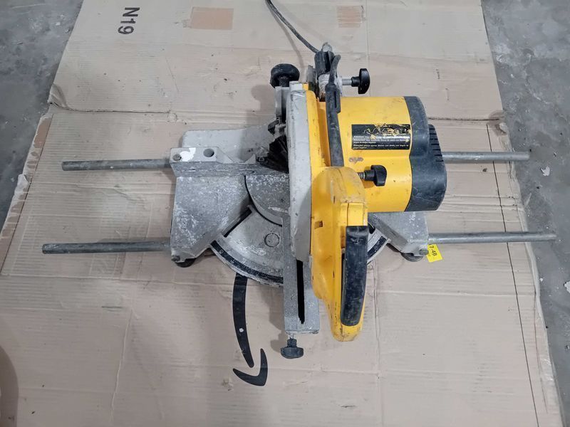 Циркуляр пендула - Dewalt 110 V / 1200 W