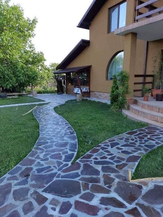 Vand și montez piatră de munte