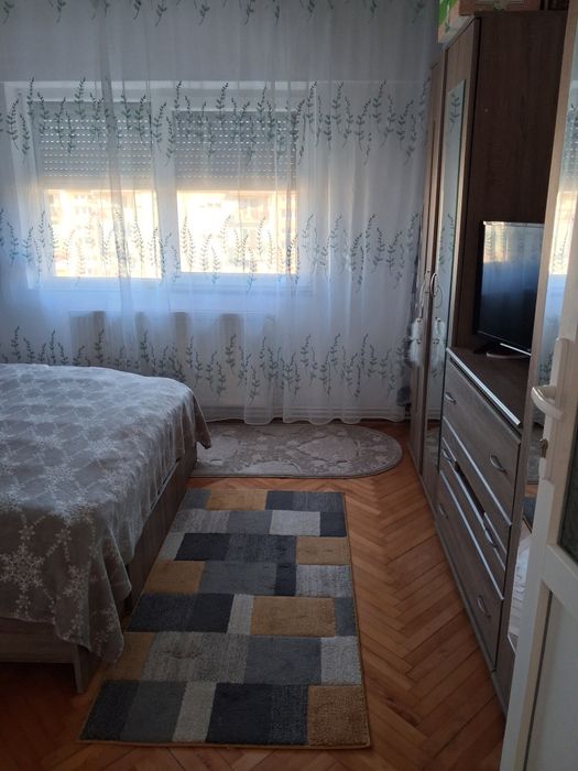 Vând apartament cu 2 camere decomandat în carpati2 str Ganea la etaju4