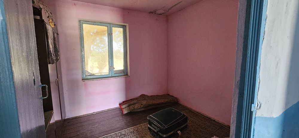 Уй сотилади . Бука тумани . 15 сотка , пишгян гиштдан .