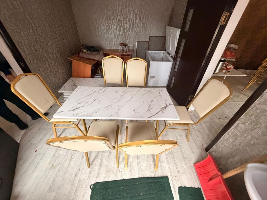 Кухонный стол со стульями