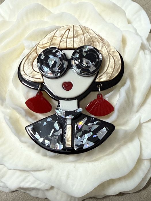 Различни модели брошки