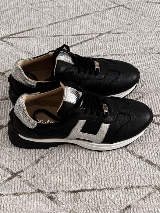 Стильные женские кроссовки