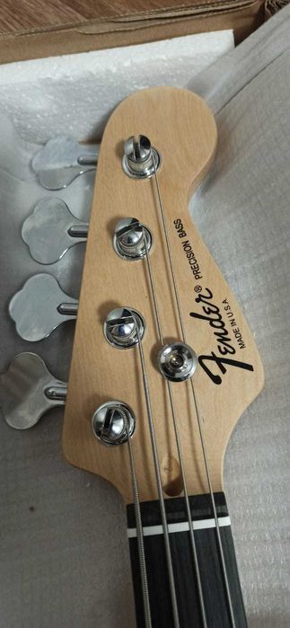 Бас-гитара Fender Stratocaster, новая + чехол