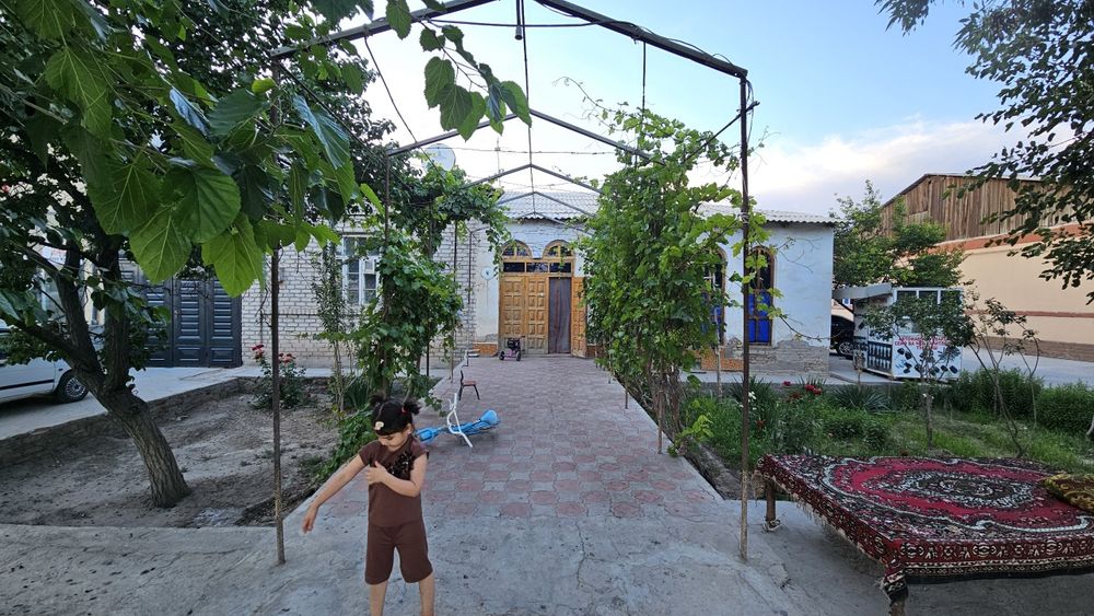 Жой сотилади запчас бозор ёнида