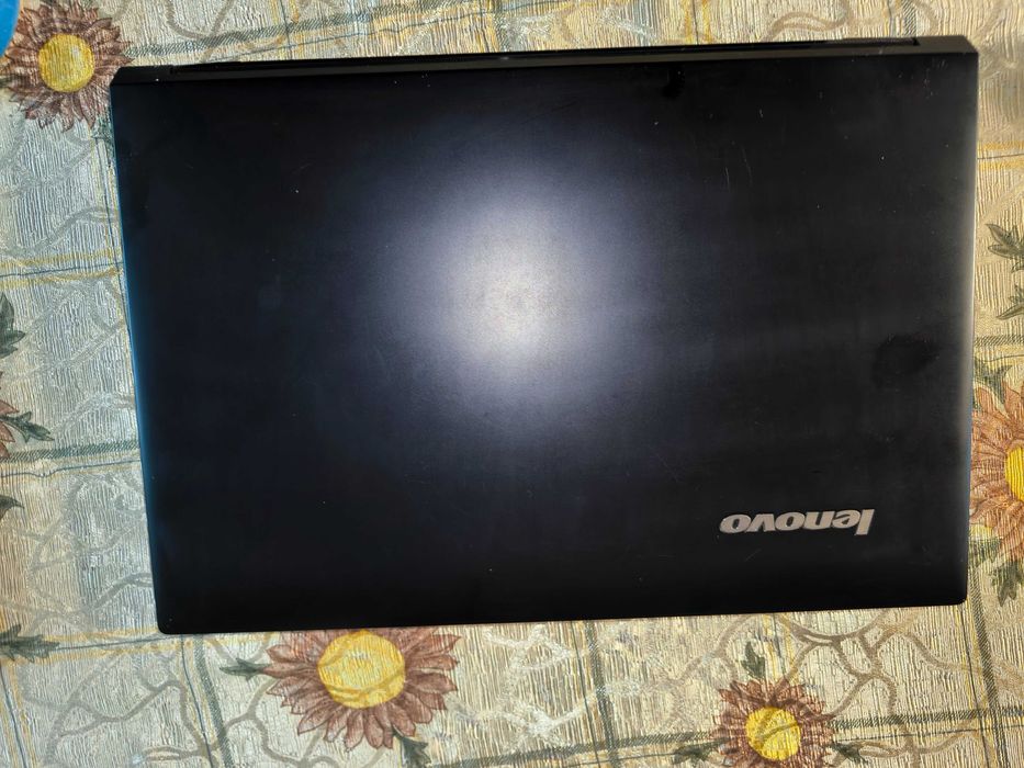 Продавам лаптоп за части + зарядно