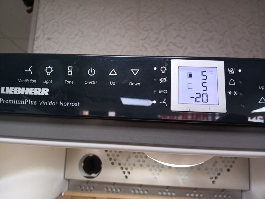 Иноксова витрина за вино със фризер с ледогенератор Liebherr с 2 години гаранция!