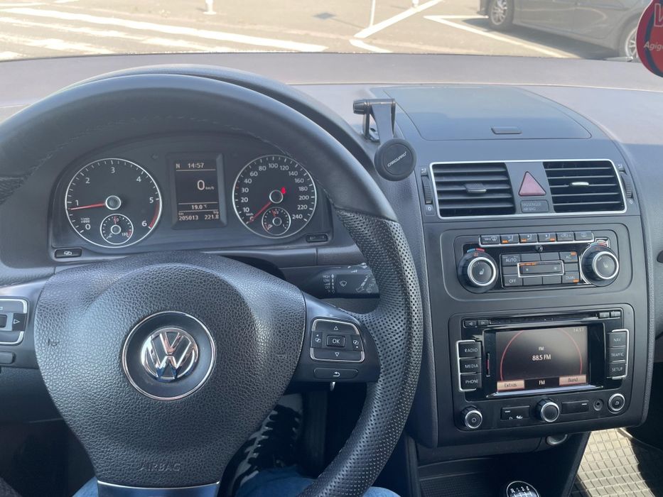VOLKSWAGEN Touran 2011 — imagine 3
