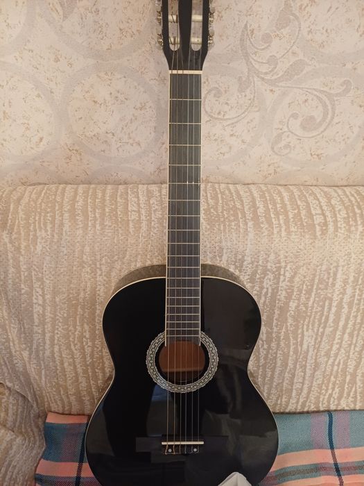 Продам гитару ,новая