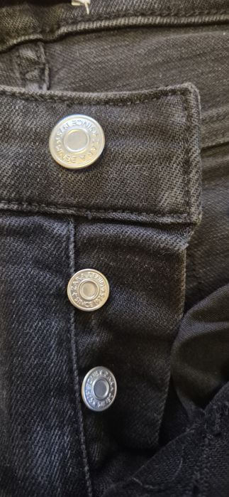 Blugi Zara ca și noi. Detalii in poze.