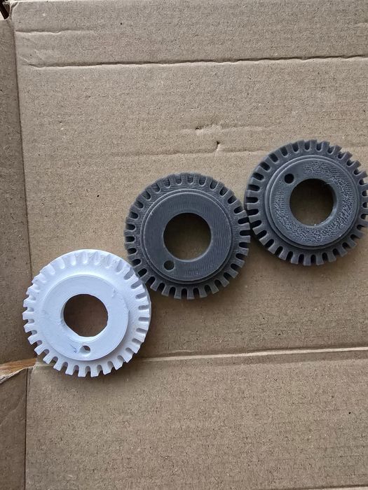 Vând piese  masina de cusut Ideal Star Si Brother