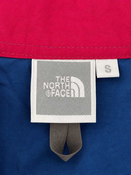 Geacă The North Face colorblock albastru-roz cu glugă – Mărimea S