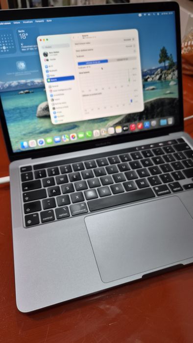 MacBook Pro 13 inch, M2 cu  touch bar