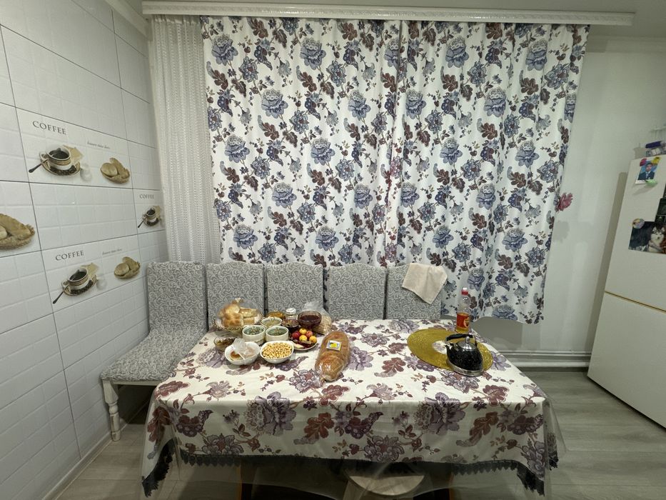 Продам штор и скатерт для кухни.