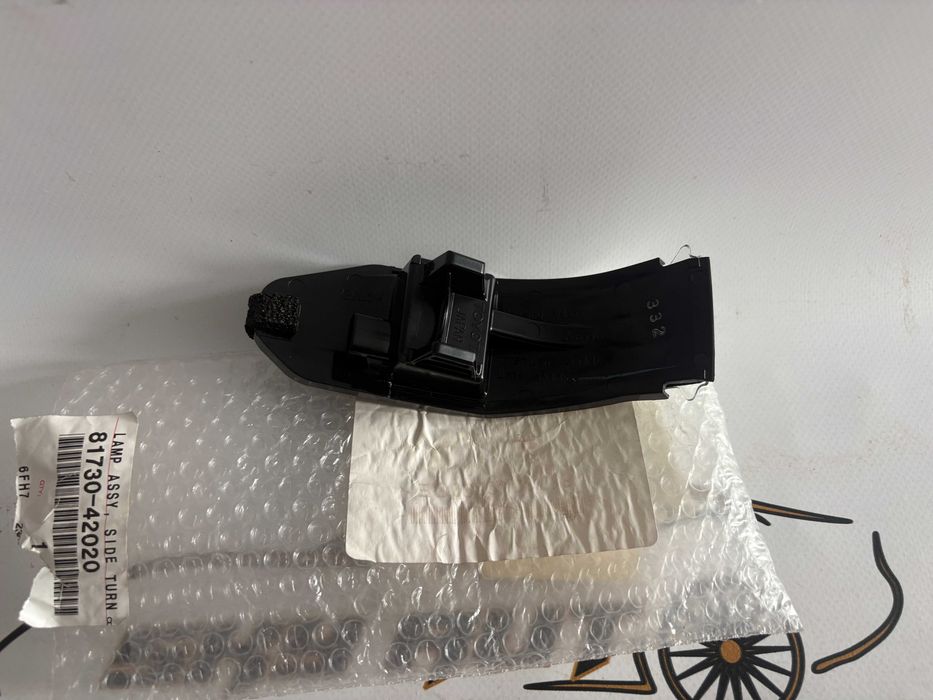 Semnal oglinda dreapta Toyota Rav4 dupa 2012 original cod 81730-42020 NOU