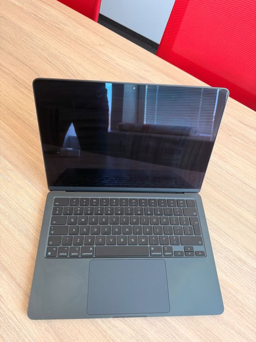 MacBook Air M3 13" 256GB SSD 8GB RAM - почти нов, 90 цикъла, 100% батерия + гаранция