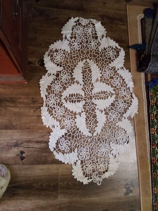 4 macrameuri , o fata de masă