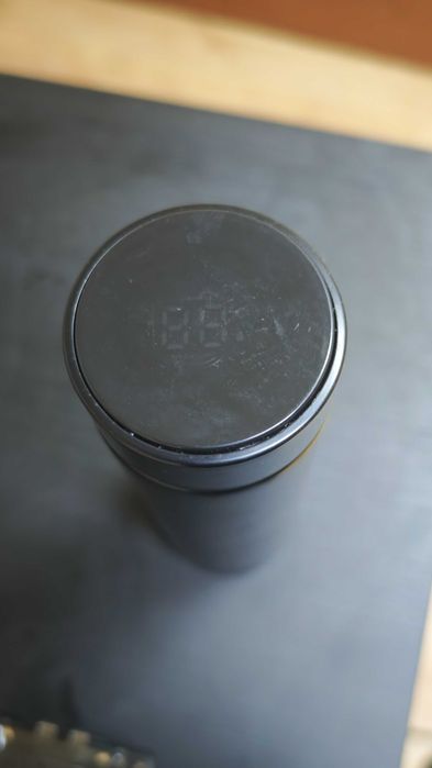 Висококачествен термос с отчитане на температурата.