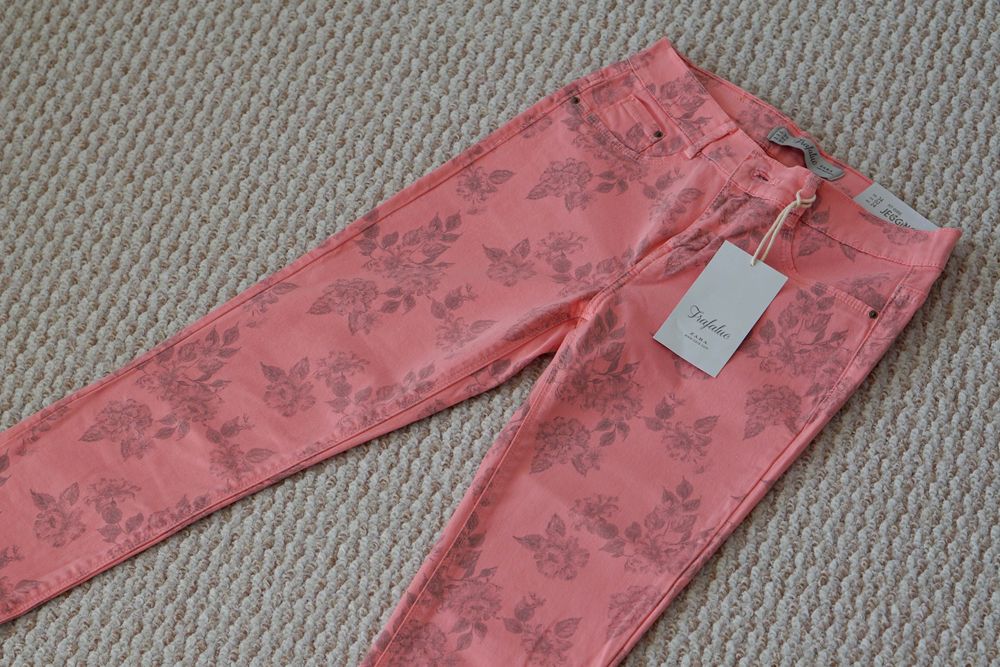 Blugi Zara Trafaluc cu model floral pentru femei