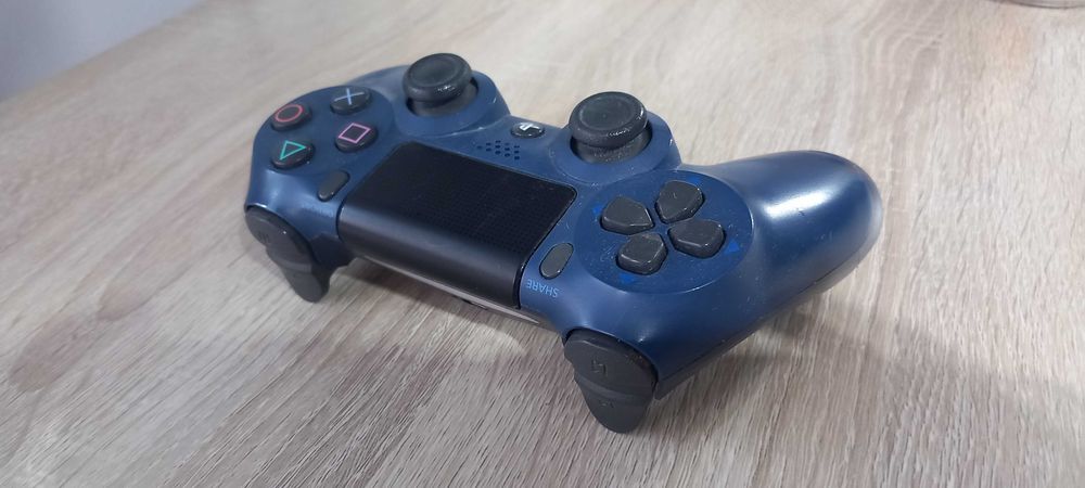 Vând controller sony wireless dualshock 4 navy blue pt PS4 în stare bună merge perfect,nu are probleme, fac doar predare personală în brașov