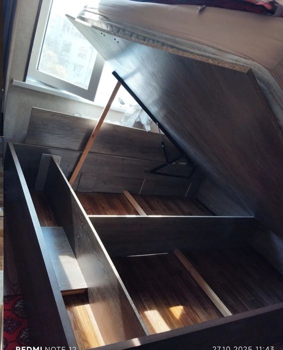 Kravat sotiladi srochniga