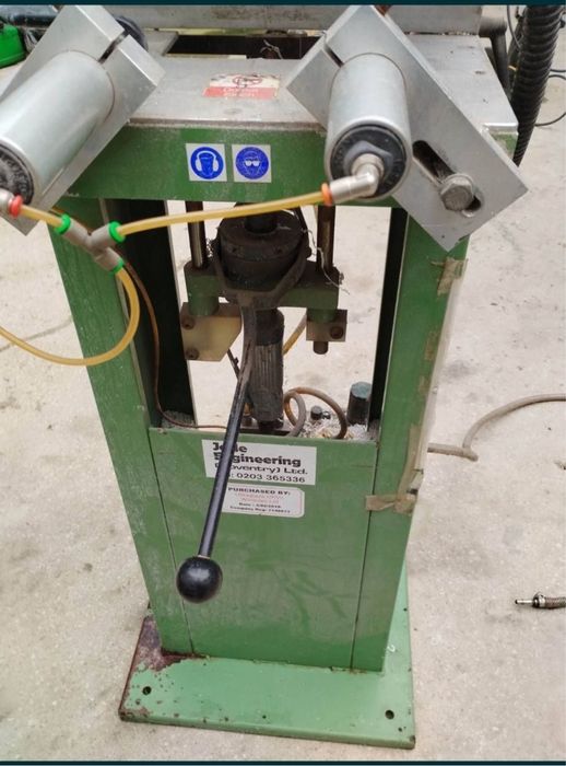 Двойно дискова пневматична машина за ъгли дограма индустрия