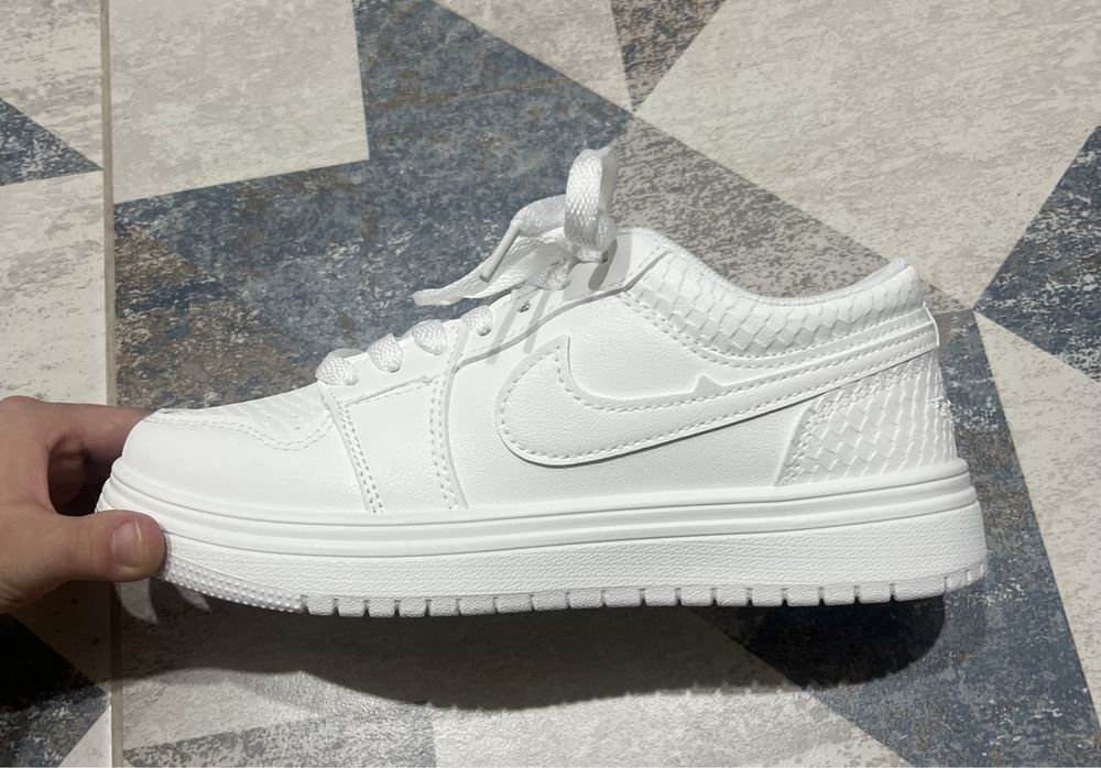 СРОЧНО ТОРГ! Абсолютно новые кроссовки