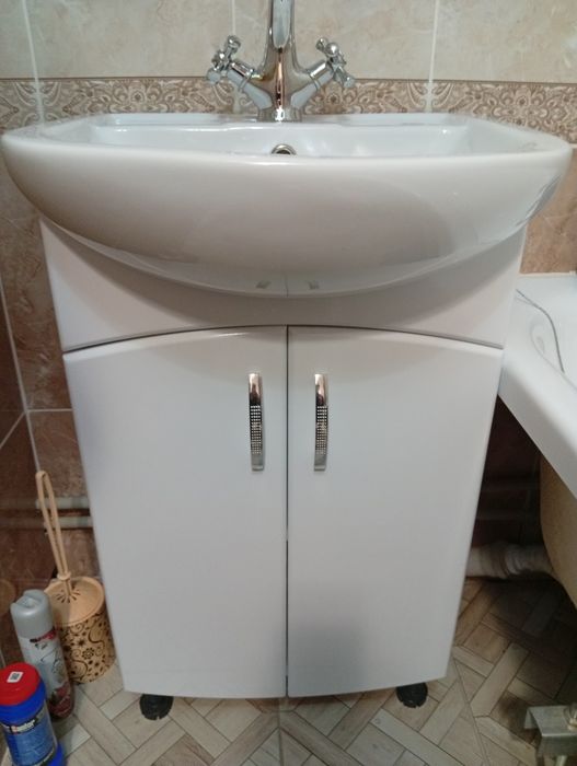 Продам раковину с тумбой.