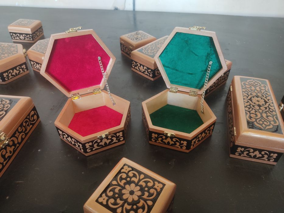 Yogʻoch quticha zarli naqshi boʻrtgan