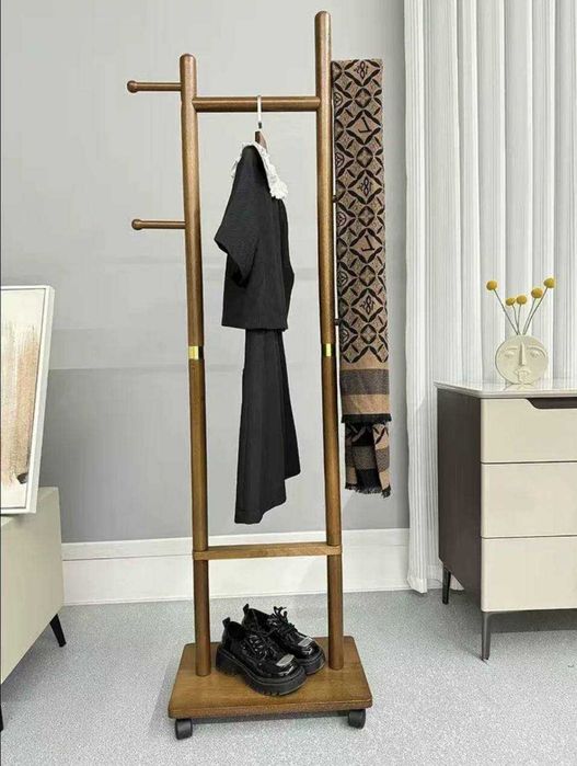 Напольная вешалка для одежды с колесиками