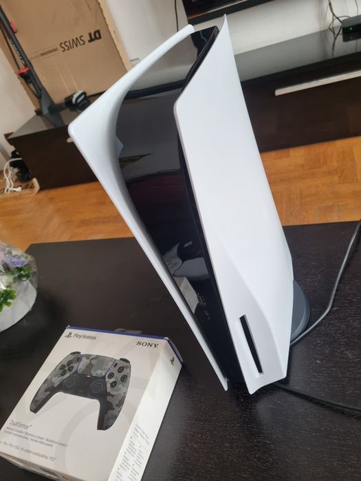 PlayStation 5 Disc Edition (CFI-1216A) + 2 контролера + Акаунт с игри