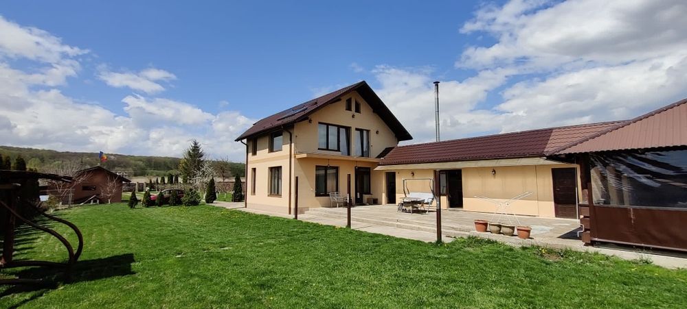 Casă cu teren 2600 mp în Dragomirna – garaj dublu, fotovoltaice,