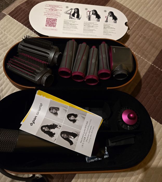Set Dyson : 7 accesorii - perie, ondulator, feon