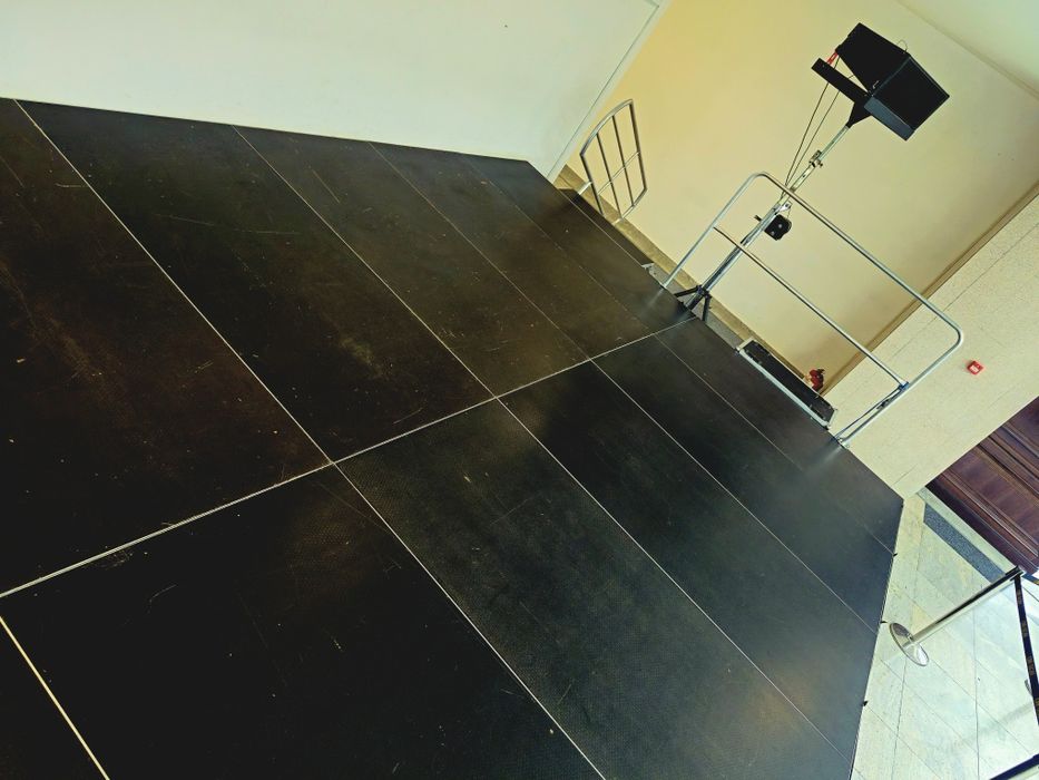 Podium pt scena de închiriat suprafata  20-80 mp