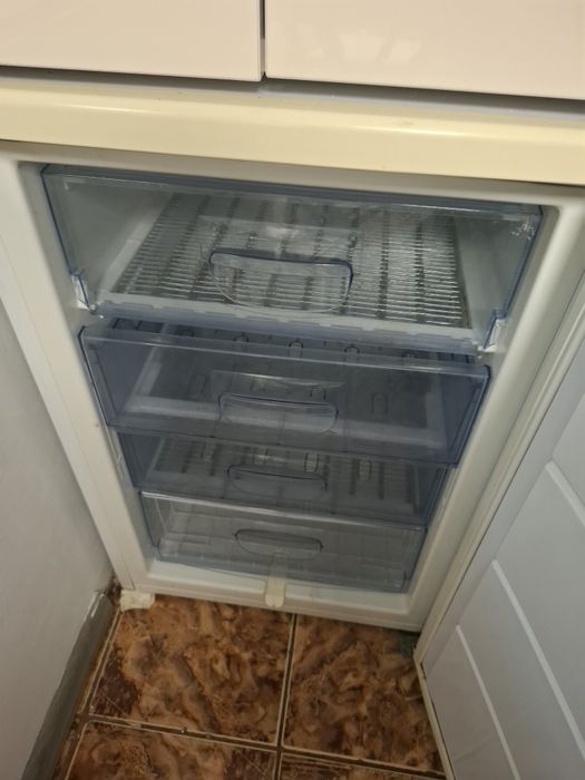 Congelator vertical GRAM cu 4 sertare – stare bună